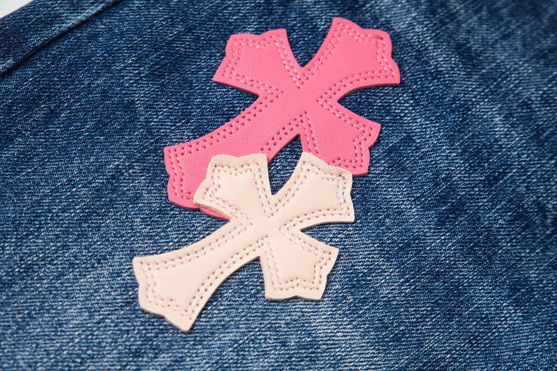 P240 Chrome Hearts 2025 New Bamboo Pink Cross Patch Leather Couple Washed Jeans This season’s hot item is sought after by countless celebrities and fashionistas. The neat details of the cutting process add color to the playful fashion! The neat and meticulous design, and the well-fitting structure is unique. The upper body not only has outstanding recognition, but also looks younger and younger. A style with the ultimate wearing meaning and performance, gorgeous color matching, and the craftsmanship of this style is also extremely extraordinary. After the finished product is washed, it is disassembled and hand-made with sheepskin cross leather and then spliced ​​together to complete. The whole piece has too many craftsmanship to describe. It is decorated with patchwork cross flowers and high-waisted washed jeans! ! Absolutely high-end luxury product, a god-level single product, a super popular product, made by top heavy industry, a magic weapon that cannot be missed. Style number: 1869# Size: 28 30 32 34 36 Color: blue